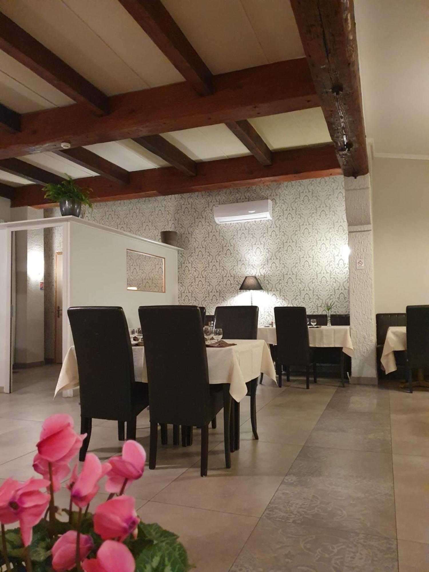 Auberge De La Tour -Appartements- Valros Exteriér fotografie